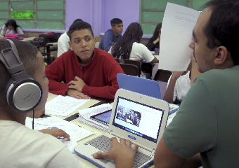 Imagem ilustrativa da solução Ensino Híbrido na aula de história: conheça experiência no 9º ano